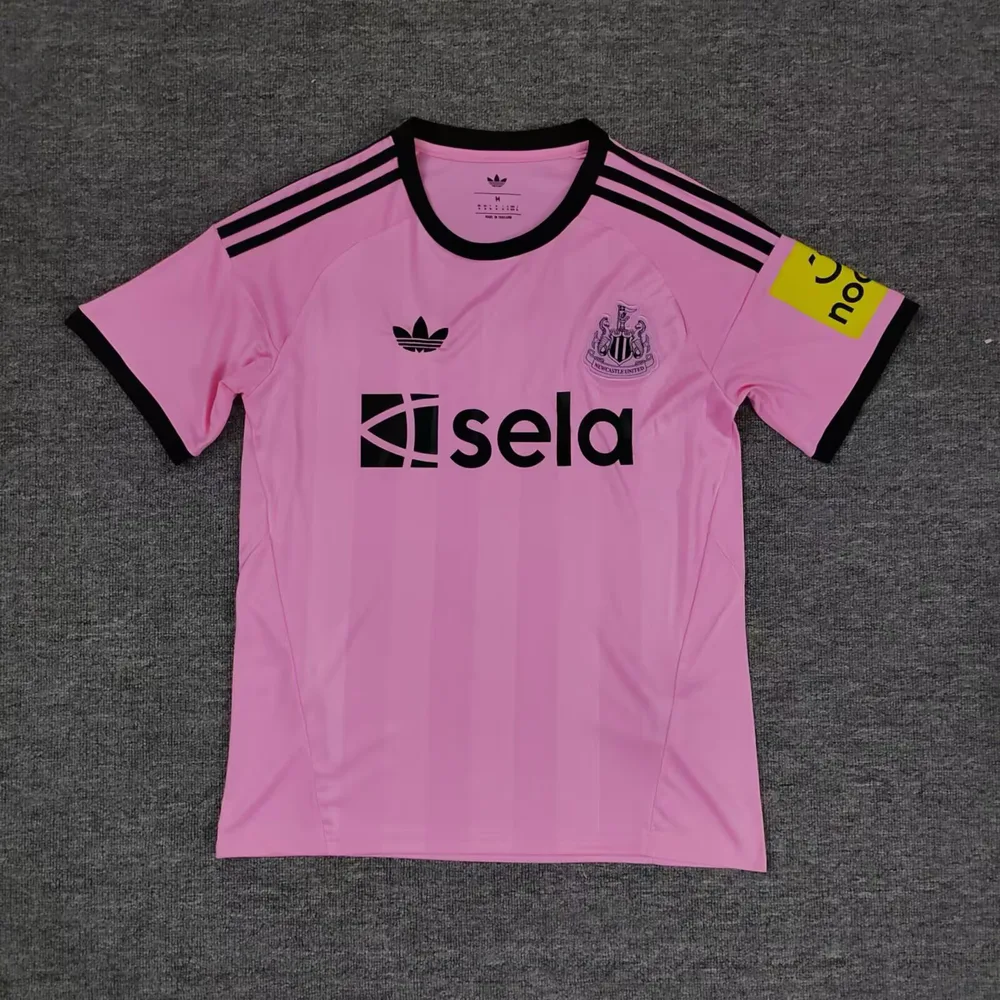 2025/2026 Newcastle United Torwart Pink Fußballtrikot AAA fan-gradät — main view