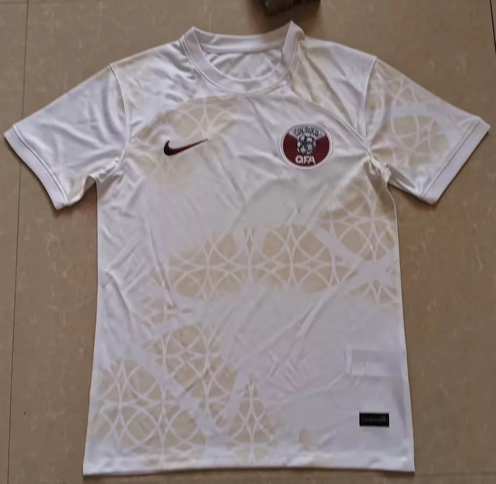 كأس العالم 2022 قميص قطر الخارجي — main view