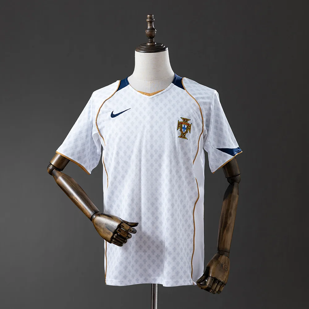 Maillot de football rétro 2004 Portugal Extérieur AAA qualité fan — main view