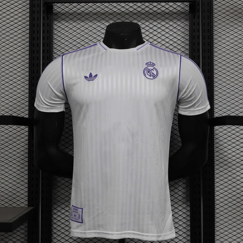 2025/2026 Version Joueur Real Madrid Tenue d'entraînement Maillot de football  — main view
