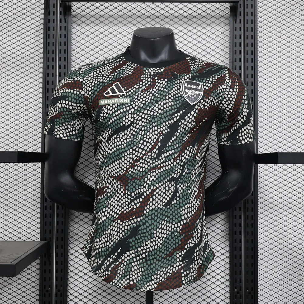 Camisa de Futebol Arsenal Edição Conjunta Maharishi Versão Jogador 2023/2024  — main view