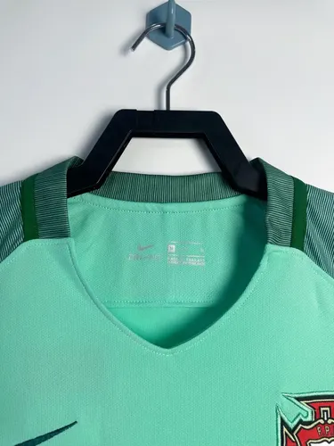 Maillot de football extérieur Portugal rétro 2016  — view 3