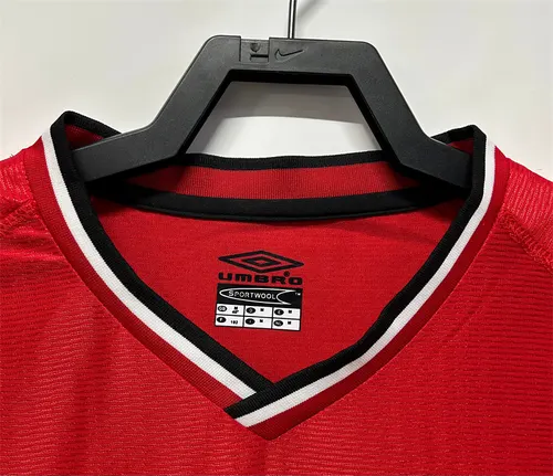 2000/2002 Retro Manchester United Home Football Shirt  — view 3