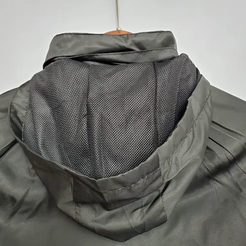 Chaqueta Cortavientos Real Madrid Negra 2021 (Borde Blanco y Rojo) — view 7