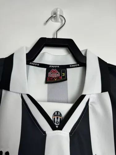 Camiseta de fútbol local retro de la Juventus 1996/1997  — view 4