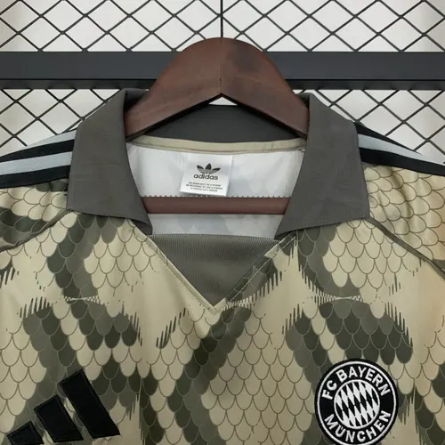 2025/2026 Bayern München Schlangenjahr Sonderausgabe Fußballtrikot  — view 3