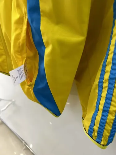 2025/2026 Barcelona Reversible Windbreaker jaune et bleu Soccer Jersey  — view 6