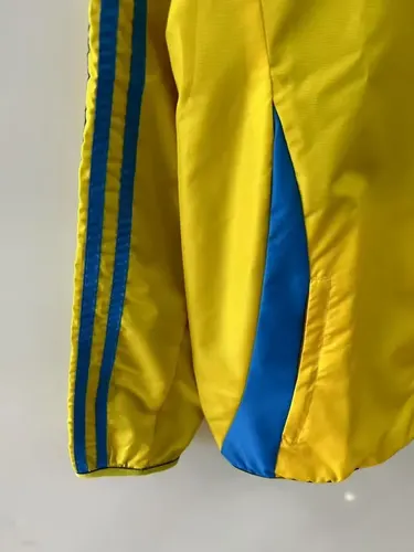 2025/2026 Barcelona Reversible Windbreaker jaune et bleu Soccer Jersey  — view 5