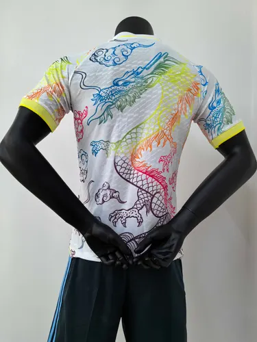 2025/2026 Spielerversion Real Madrid Bunter Drache Weiß Sonderausgabe Fußballtrikot  — view 2