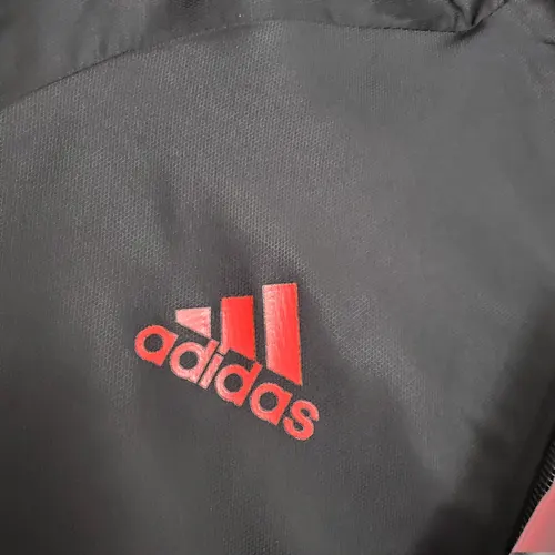 Chaqueta Cortavientos Real Madrid Negra 2021 (Borde Blanco y Rojo) — view 4