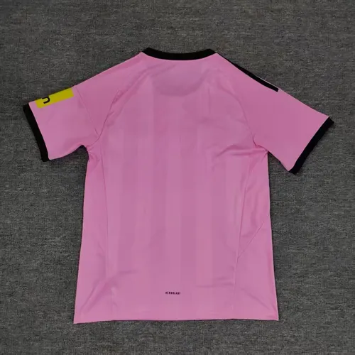 2025/2026 Newcastle United Torwart Pink Fußballtrikot AAA fan-gradät — view 2