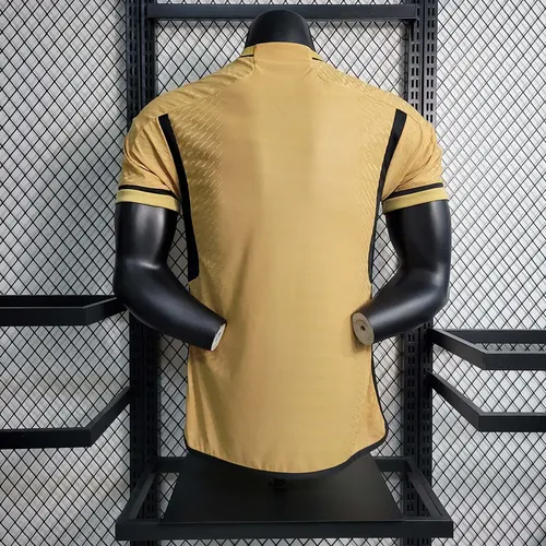 Camiseta de Fútbol Edición Especial Dorada del Real Madrid Versión Jugador 2023/2024  — view 2