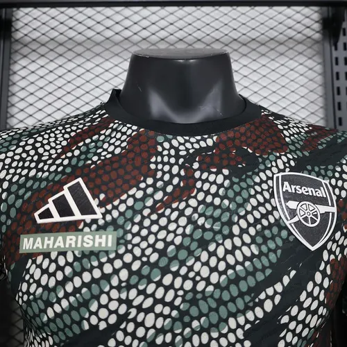 Camisa de Futebol Arsenal Edição Conjunta Maharishi Versão Jogador 2023/2024  — view 3